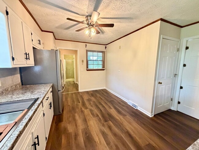 Photo - 1168 Boyd St
