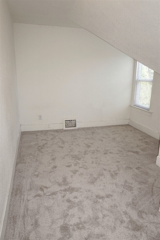 Photo - 5 bed / 2 bath + bonus room near universities $375/bedroom