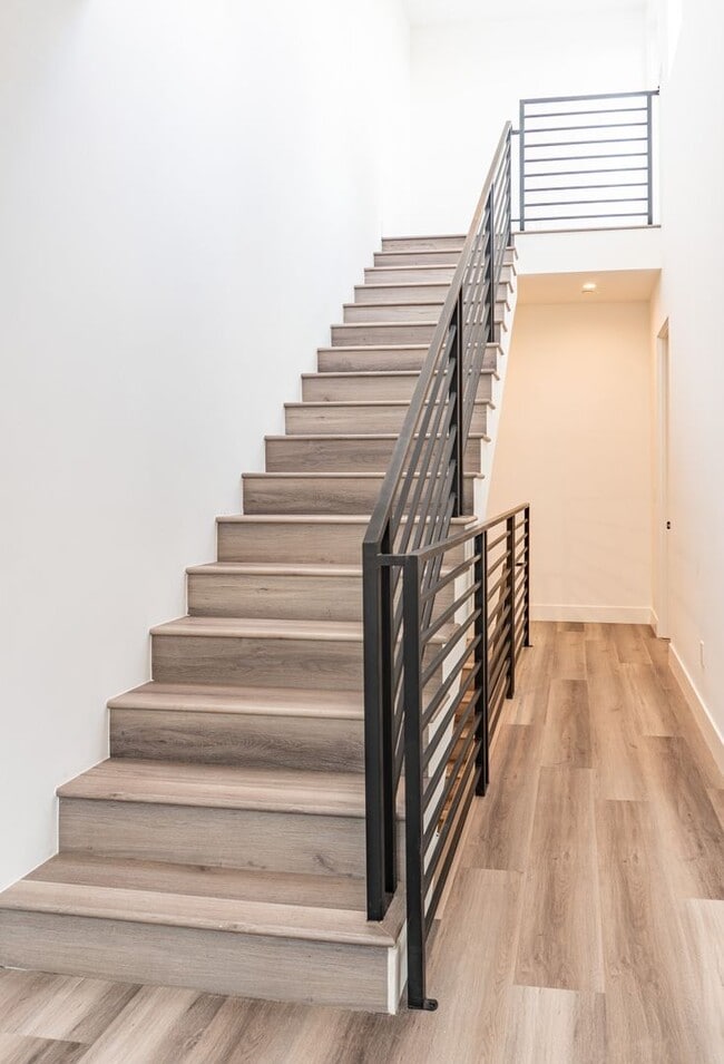 Photo - Beautiful Spacious Modern 3 Bedroom Townhome Available Now! Unit 525 Normandie Ave