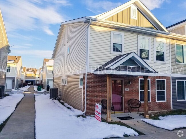 Building Photo - Beautiful 2 Bedroom, 2.5 Bath Townhome in ...