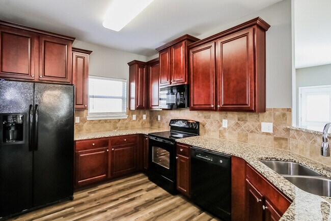 Photo - 465 Lory Ln
