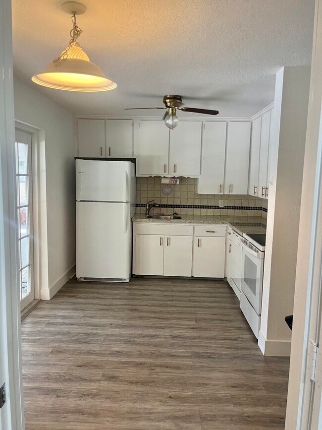 Photo - 4715 Collier Rd