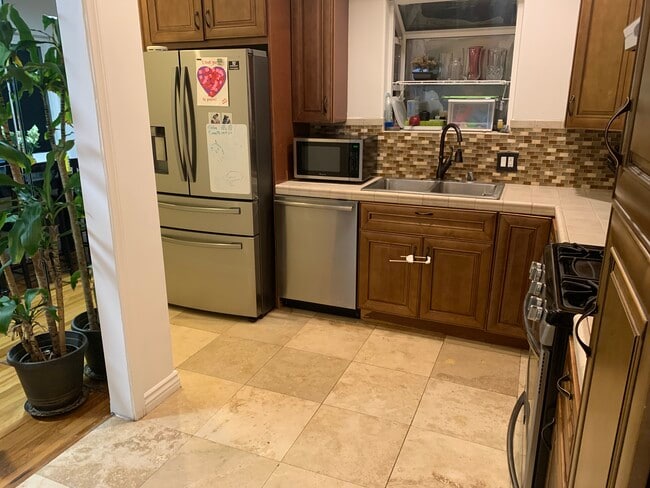 kitchen , new fridge, working dishwasher - 5037 Parkglen Ave