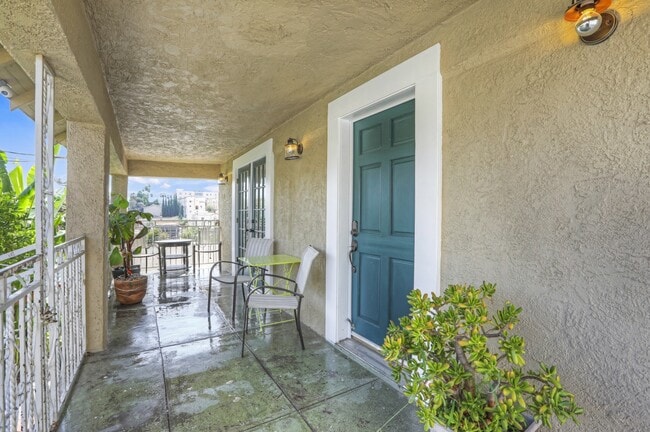 Photo - 3220 E 6th St