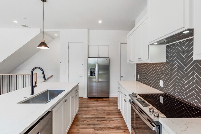 Photo - 3 Bedroom Townhome in Lakewood Walkable to Your Favorites!