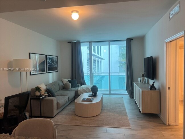 Building Photo - 950 Brickell Bay Dr Unit 303