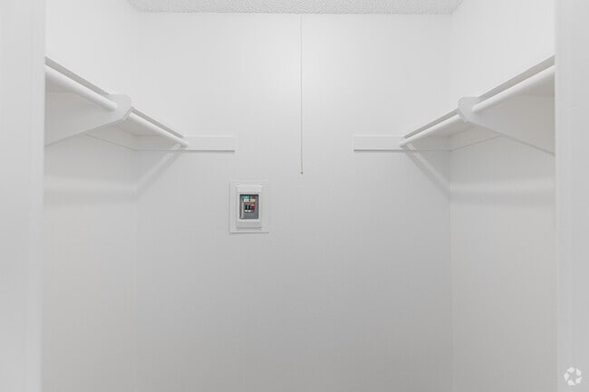 1BR, 1BA - 640SF - Closet