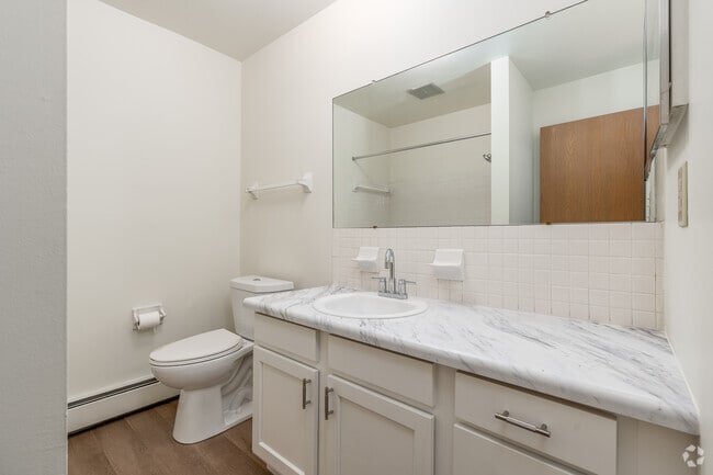 2BR, 1BA - 768SF - Bathroom