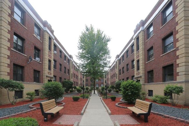 Building Photo - 824 W Waveland Ave Rental