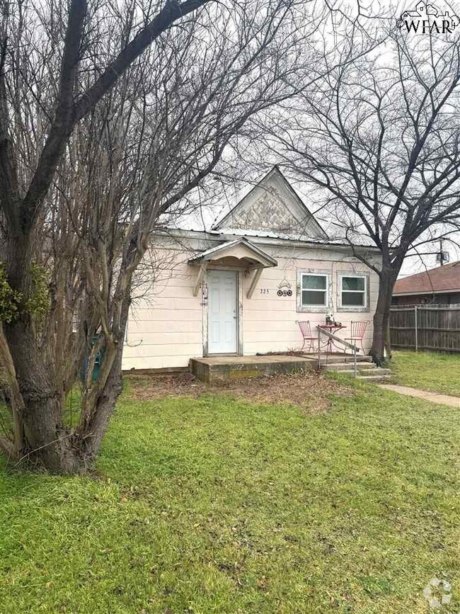 Building Photo - 225 N Sycamore St Rental