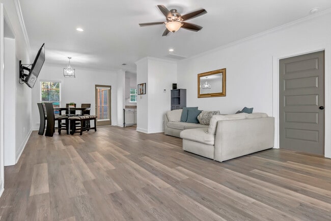 Photo - 111 Edinborough Dr