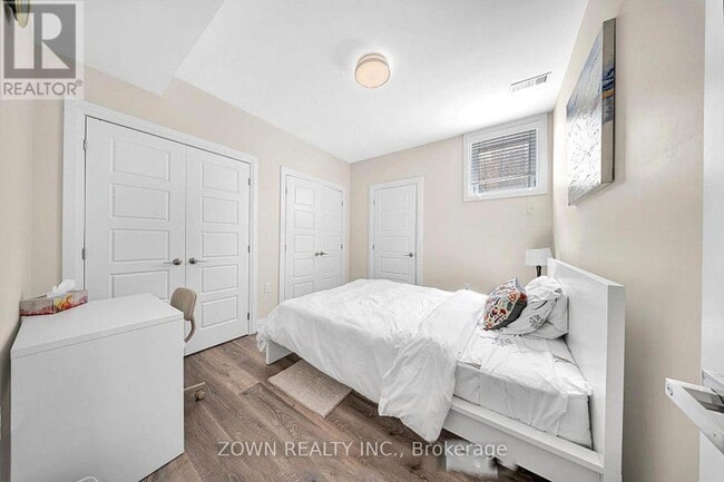 Photo - 736 Hillview Crescent