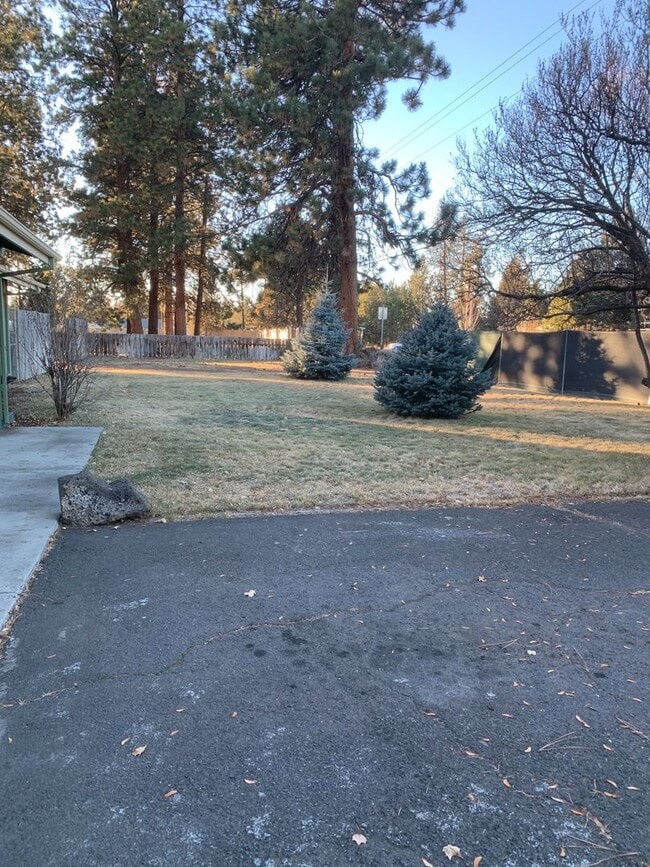 Building Photo - Home in SE Bend Short Term Rental