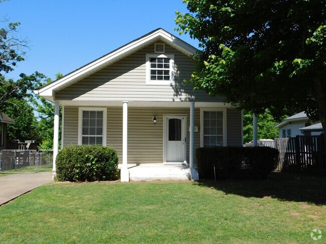 Building Photo - Cute 2 Bedroom 1 Bath House with Great Bac...