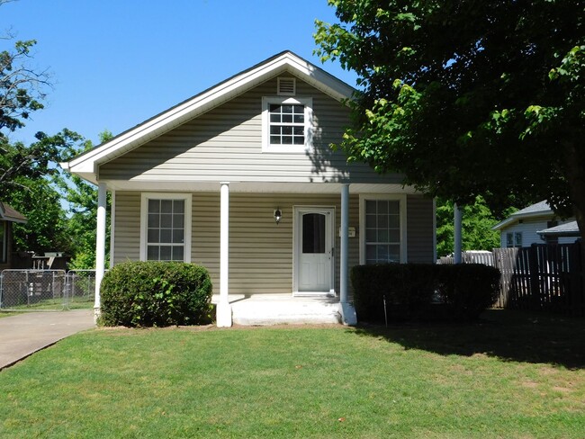 Cute 2 Bedroom 1 Bath House with Great Bac... - Cute 2 Bedroom 1 Bath House with Great Bac...