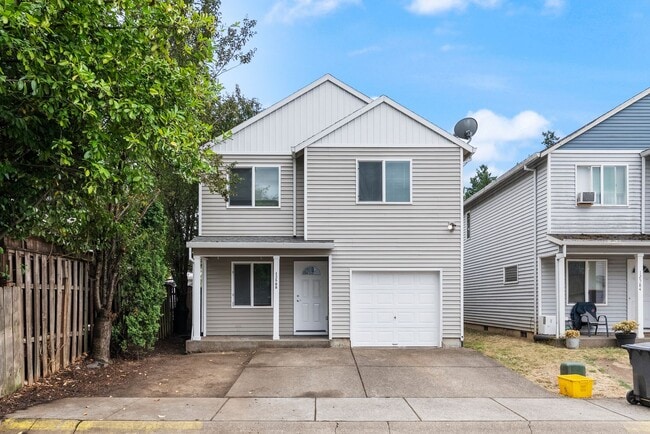 Building Photo - 4 bed, 2.5 bathroom House available