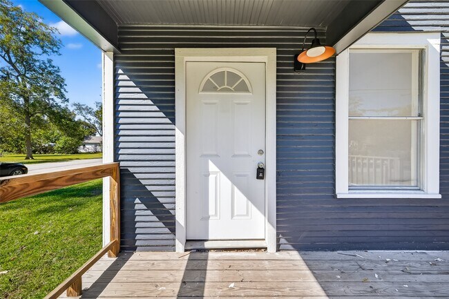 Photo - 301 E 3rd St