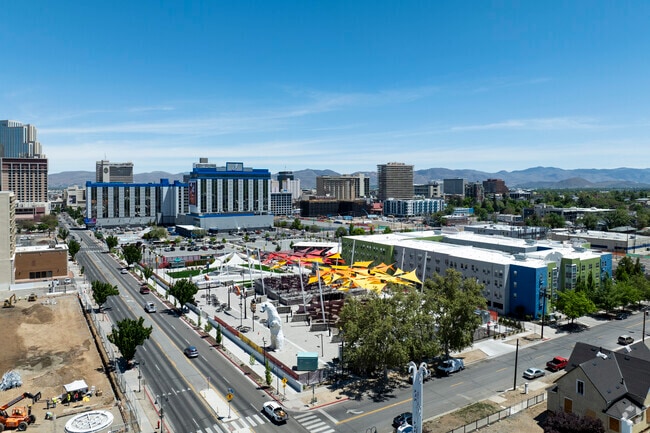 La Plaza Resplandor - The Onyx at 695