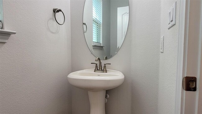 Photo - 1046 Harwell Loop