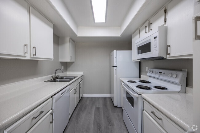 2BR, 2BA - 1,040SF - Kitchen