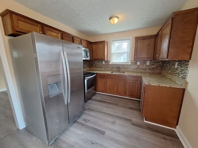 Photo - 652 Ellen Rd