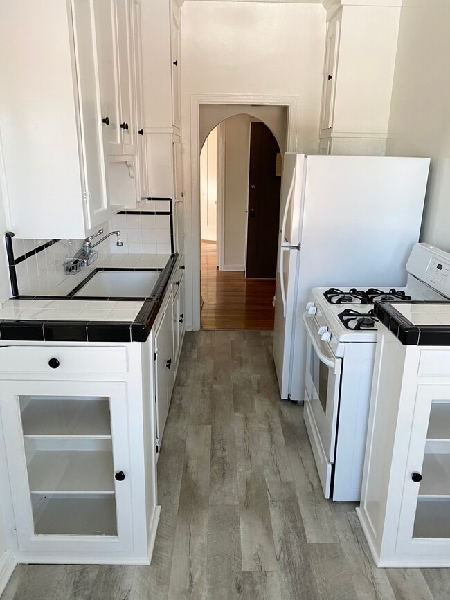 Kitchen - 464 N Spaulding Ave Unit Upper Front