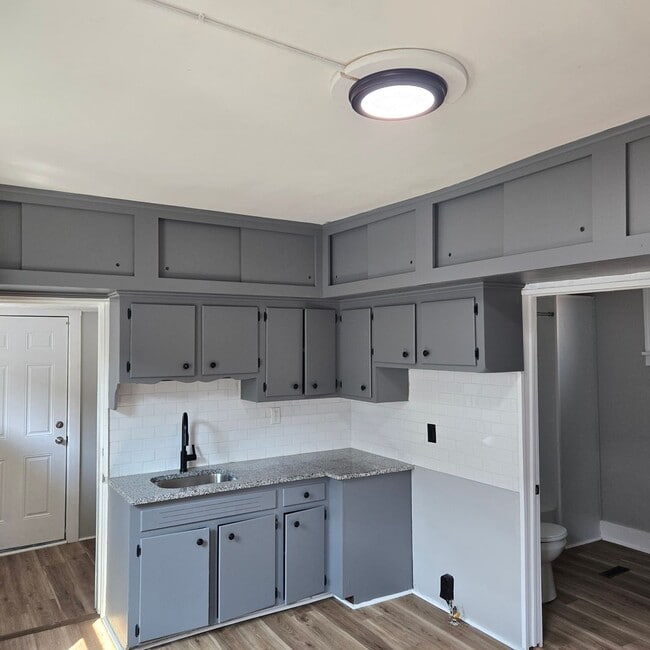 Building Photo - 3 Bed Single Family with Huge Kitchen and ... Rental