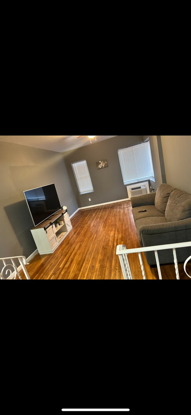 Drop living room-Not furnished - 19 Lyons Ave Unit Lyons Avenue