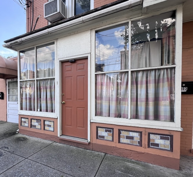 Building Photo - 405 W Race St Rental