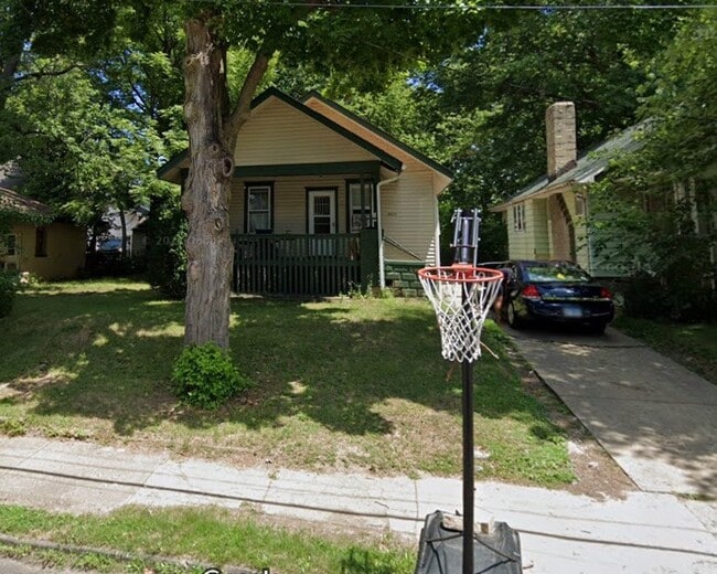 Building Photo - 2420 N Peoria Ave