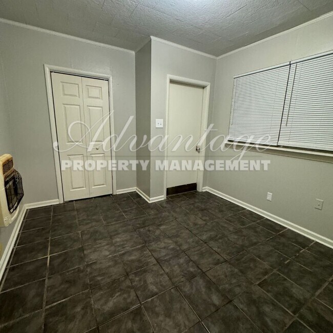 Photo - Newly Renovated Home - 1/2 OFF THE 1ST MO... Unidad #2