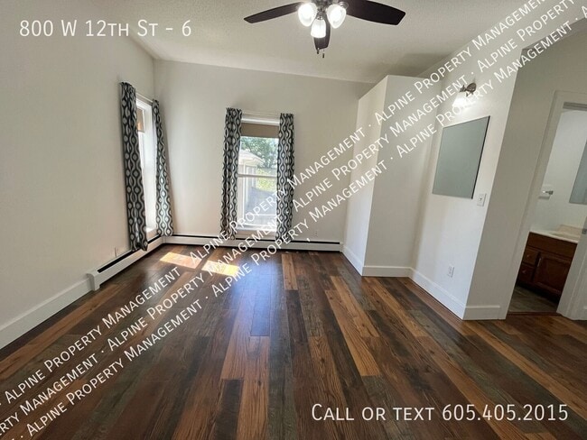 Photo - 800 W 12th St