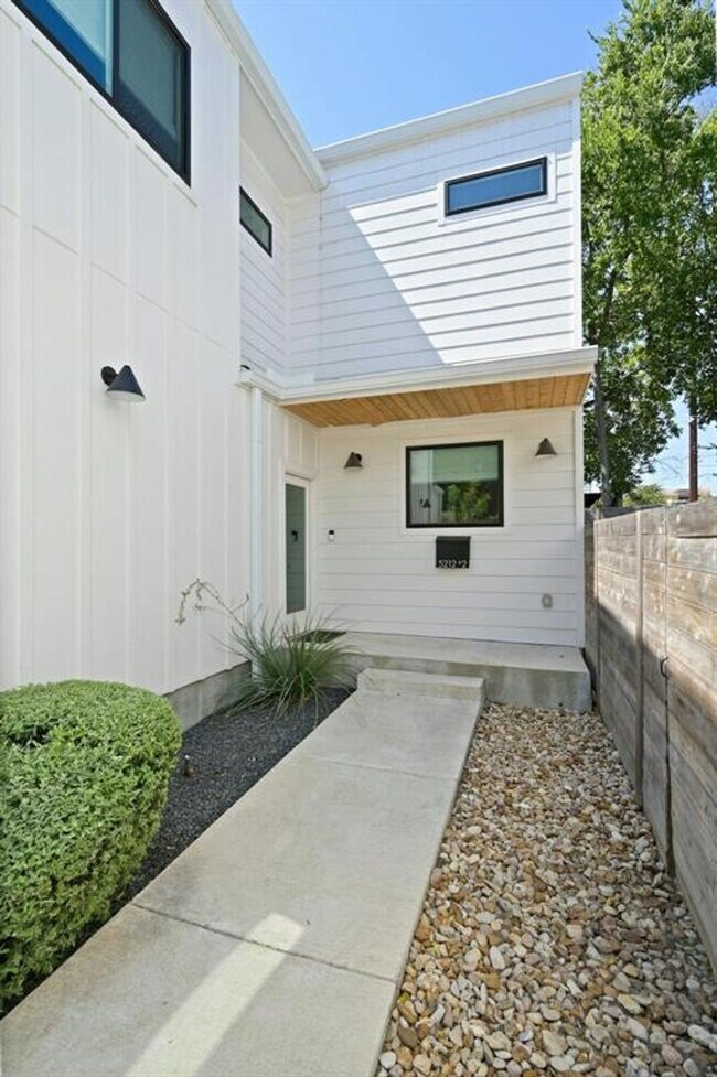 Photo - Best free standing 2 bed 2 bath House in great location