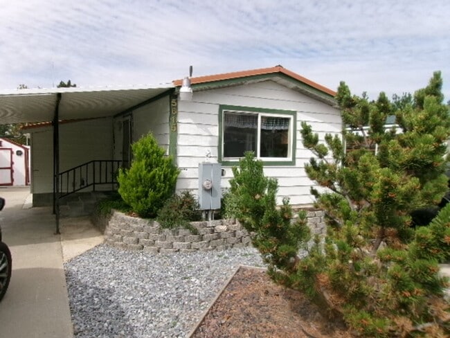 Building Photo - NIce 2 bed, 1 bath with small shop close to recreation