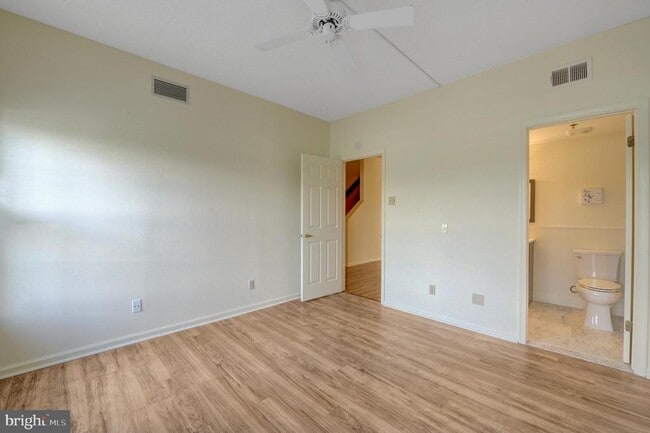 Photo - 6146 Main St