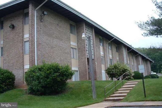 Photo - "Charming 2-Bed Condo Retreat in Oxon Hill – Spacious 894 Sq Ft of Comfort!" Unit D1
