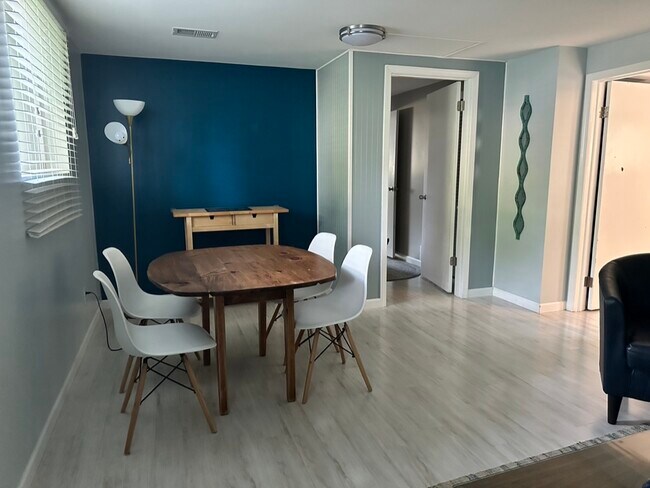 Photo - 3202 N Kingsley Dr Unidad Suite with Kitchenette