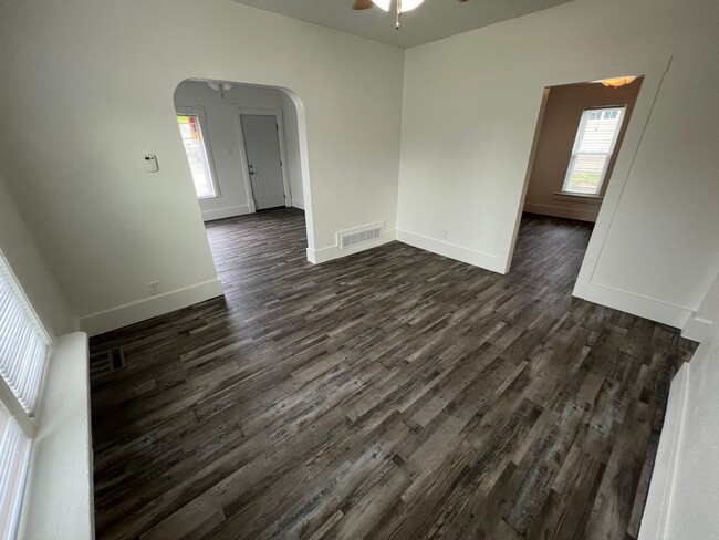 2 bedroom house with fenced in back yard i... - 2 bedroom house with fenced in back yard i...
