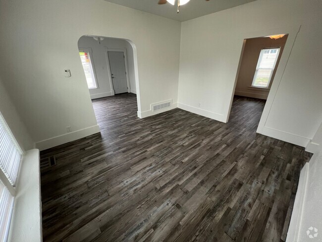 Building Photo - 2 bedroom house with fenced in back yard i...