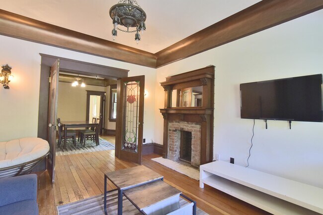 Building Photo - 1517 Comox St Unit 1