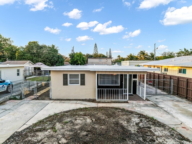 Building Photo - 611 NE 34th St