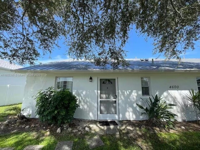 Building Photo - 4600 SW 9th Ave Unit B