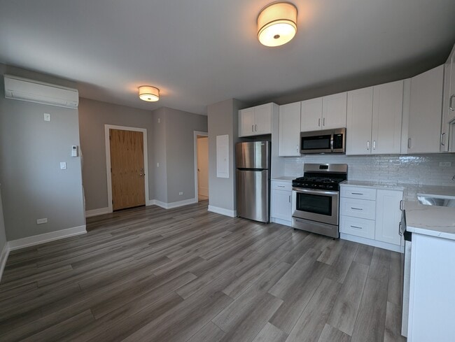 Building Photo - 3943 N Janssen Ave Unit 2