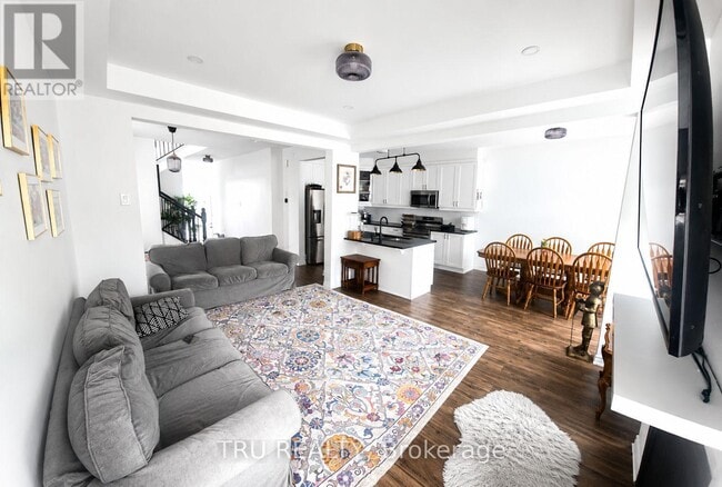 Photo - 711 Derreen Ave