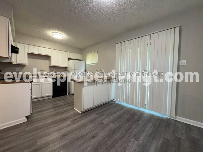 Photo - 670 Hobbs Dr