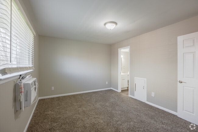 The Maurice - Bedroom 1 - Wade Manor