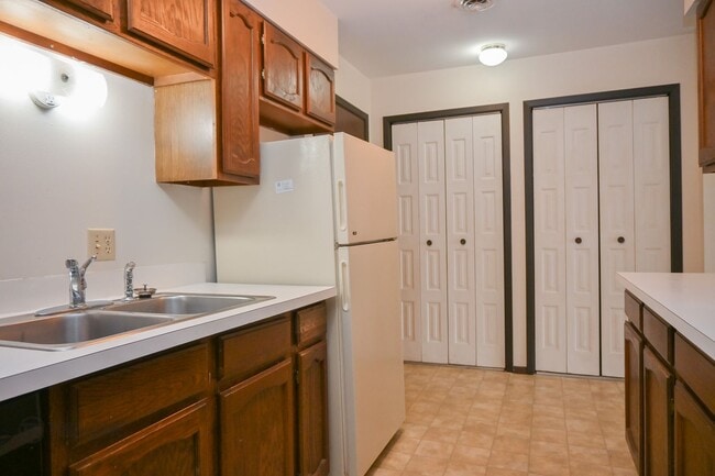 Photo - 2 Bedroom/1 Bathroom Available Near UND Unidad #15