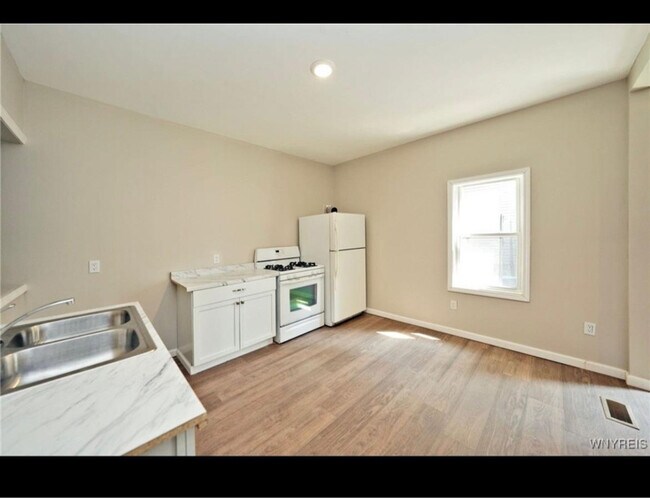 Photo - 275 Genesee St Unidad lower