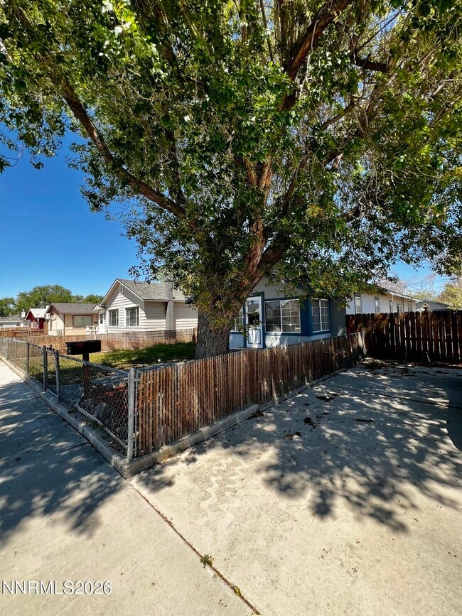 Photo - 645 Churchill St