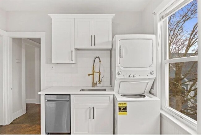 Building Photo - 9 Sumner Square Unit 2